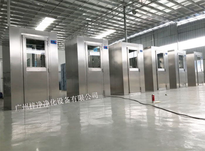 風淋室又可起到氣閘的作用，阻止未凈化的空氣進入潔凈區域。