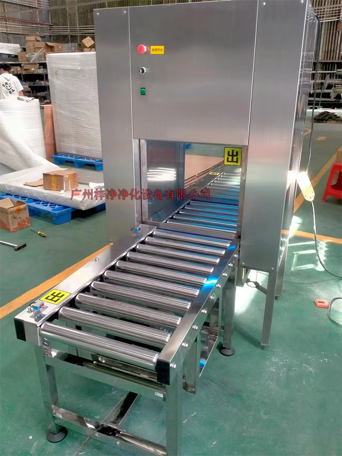 傳動(dòng)帶輸送線傳遞窗的制作法于其它普通傳遞窗不一樣，傳動(dòng)帶輸送線傳遞窗下面加了條流水線，上層要傳遞貨物。