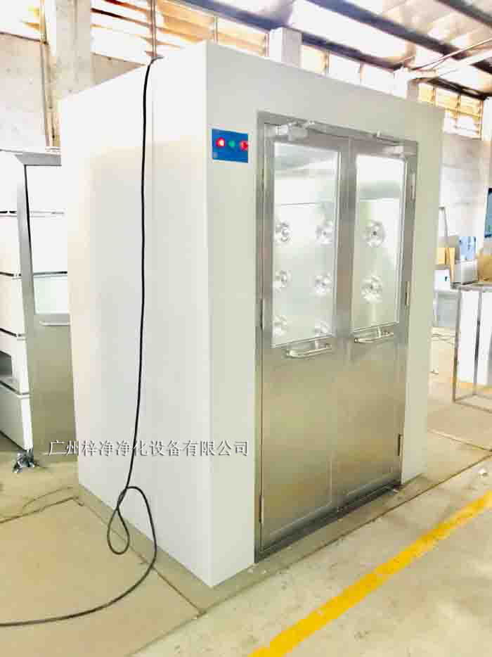 風淋室是一種密閉的凈化設備，主要由外殼、風淋噴嘴、風機、空氣過濾器、控制系統等部分組成。