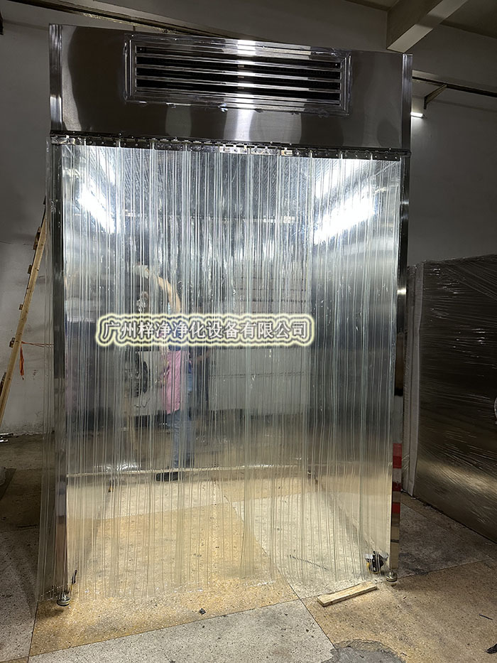 潔凈采樣車工作原理是從室內(nèi)空氣經(jīng)過初效過濾器、高效過濾器出風(fēng)的形式達到高潔凈度的工作環(huán)境，是一種垂直流局部空氣凈化裝置。