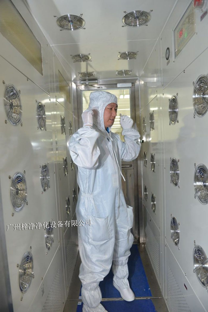 在風淋室內站立，保持身體不動，讓高速氣流從正面吹拂全身。