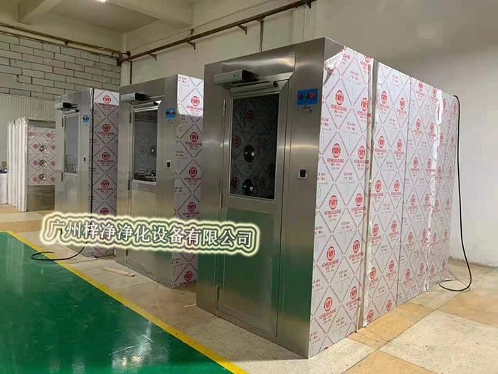 風(fēng)淋室通過高速氣流將塵埃吹離工作人員的衣物和頭發(fā),有效降低了進入潔凈室內(nèi)的塵埃量,從而維護了潔凈室內(nèi)的空氣質(zhì)量。 風(fēng)淋室通過高速氣流將塵埃吹離工作人員的衣物和頭發(fā),有效降低了進入潔凈室內(nèi)的塵埃量,從而維護了潔凈室內(nèi)的空氣質(zhì)量。