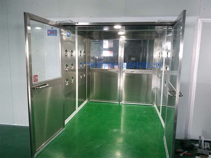 貨淋室用于對(duì)進(jìn)入潔凈區(qū)的物料進(jìn)行吹淋 貨淋室用于對(duì)進(jìn)入潔凈區(qū)的物料進(jìn)行吹淋