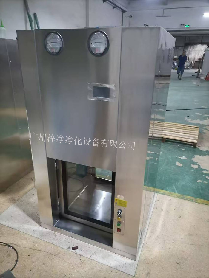 傳遞窗是一種用于潔凈室內(nèi)部或潔凈室與外界之間傳遞物品的設備,可以防止外部污染進入潔凈室。 傳遞窗是一種用于潔凈室內(nèi)部或潔凈室與外界之間傳遞物品的設備,可以防止外部污染進入潔凈室。