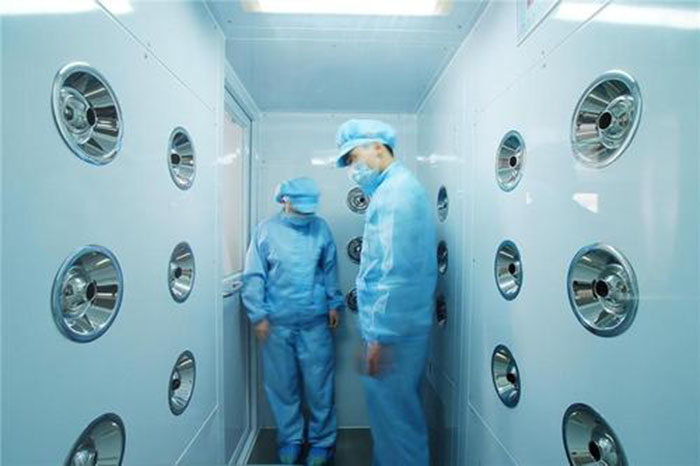 進入風淋室前，應佩戴專用鞋套和帽子，鞋套應與地面接觸面完全覆蓋，帽子則應能覆蓋頭發，防止頭發飛揚。