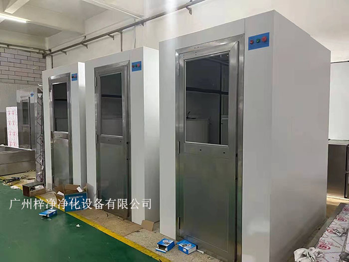 風淋室作為潔凈室的人身凈化裝置,對于維持潔凈室的潔凈度至關重要。 風淋室作為潔凈室的人身凈化裝置,對于維持潔凈室的潔凈度至關重要。