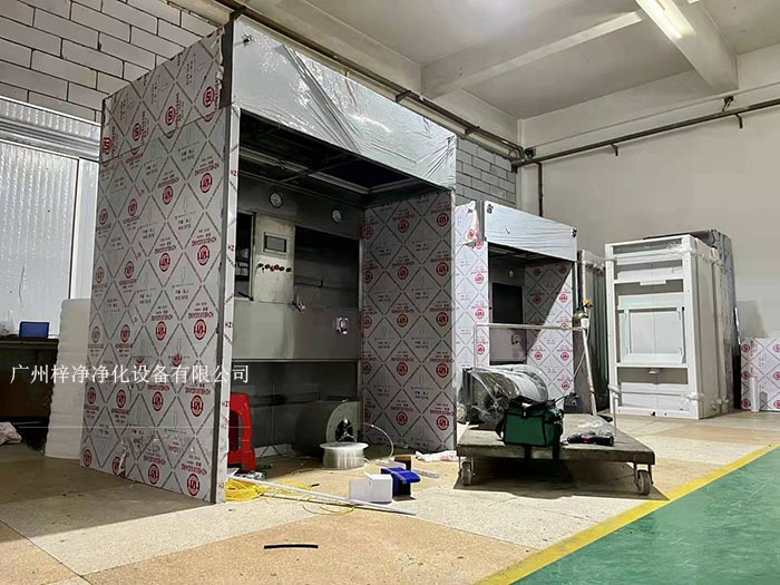 負壓稱稱量罩通過創造一個低氣壓的環境，防止生產過程中的粉塵、揮發物等有害物質逸散到外界環境中，同時確保稱量結果的準確性。