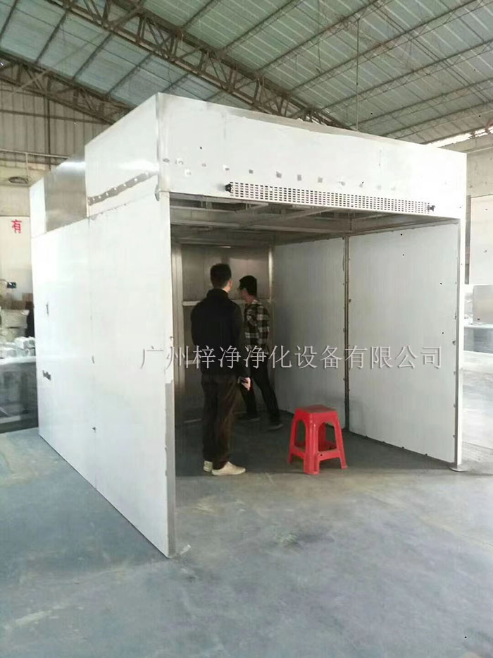 負壓稱稱量罩通過創造一個低氣壓的環境，防止生產過程中的粉塵、揮發物等有害物質逸散到外界環境中，同時確保稱量結果的準確性。