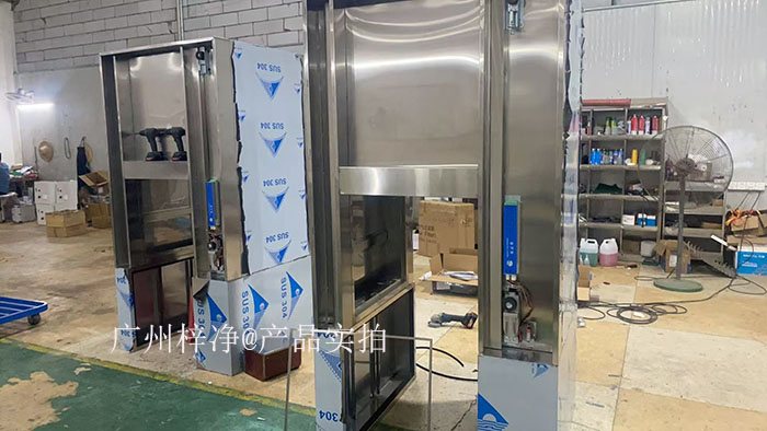 全自動感應(yīng)輸送帶傳遞窗的電氣問題處理需要從選型、安裝、運行、維護、故障處理及安全注意事項等多方面進行全面考慮。 全自動感應(yīng)輸送帶傳遞窗的電氣問題處理需要從選型、安裝、運行、維護、故障處理及安全注意事項等多方面進行全面考慮。