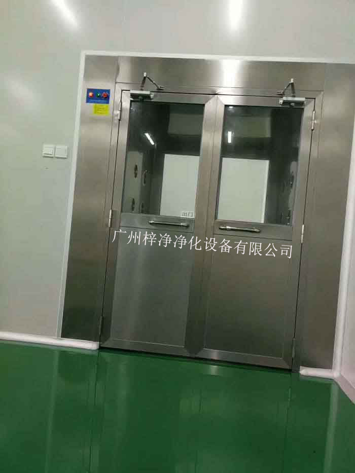 風淋室的主要功能是利用高速氣流對人體或物品進行吹淋,迅速去除其表面的塵埃和微粒,從而達到潔凈的目的。 風淋室的主要功能是利用高速氣流對人體或物品進行吹淋,迅速去除其表面的塵埃和微粒,從而達到潔凈的目的。