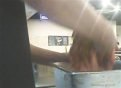 在開餐前,烤肉店一名員工正徒手?jǐn)嚢枞馄?