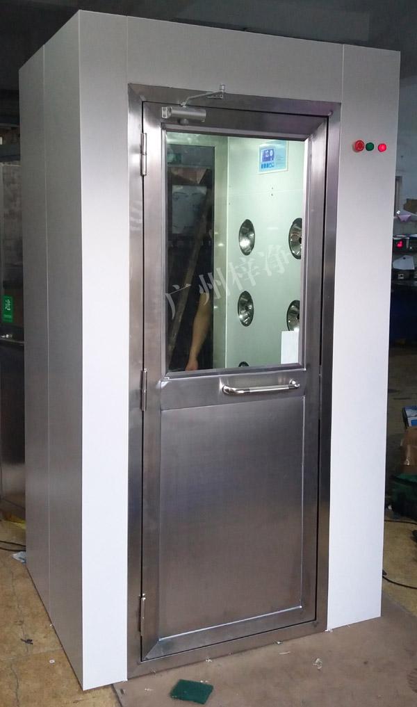 1200型風淋室是進入潔凈室所必需的通道，可以減少進出潔凈室所帶來的污染問題。